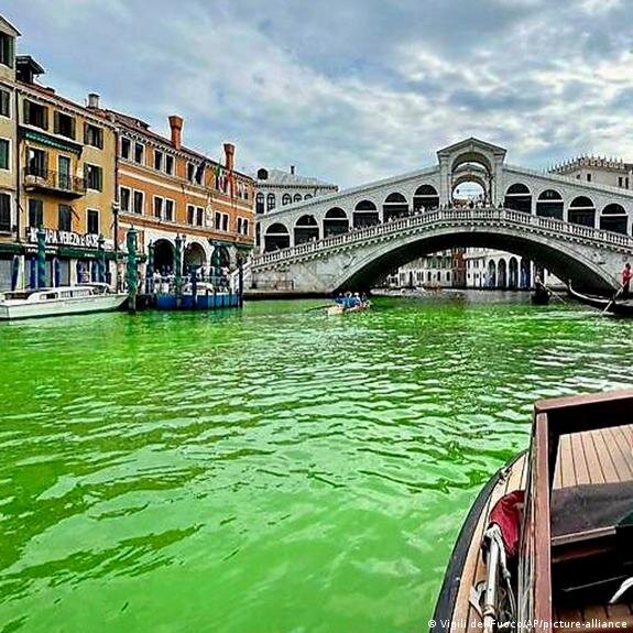 عکس: دویچه وله تغییر رنگ آب در کانال معروف «ونیز» بیضرر است