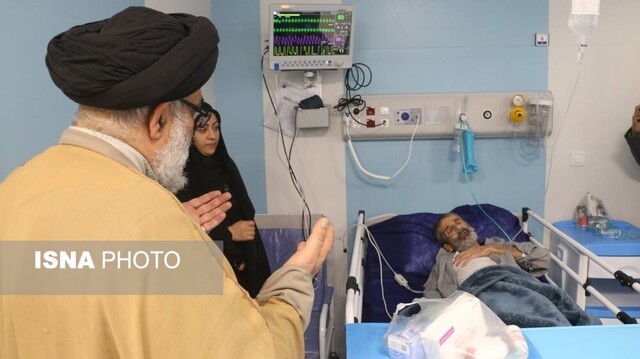 عیادت مسئولان ورامین از بیماران بیمارستان شهدای ۱۵ خرداد