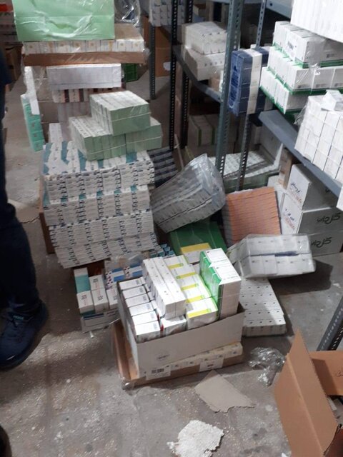 کشف انبار بزرگ داروهای کمیاب و غیرمجاز در تهران/ نگهداری از ۲۰ میلیون دارو در وضعیت نامناسب