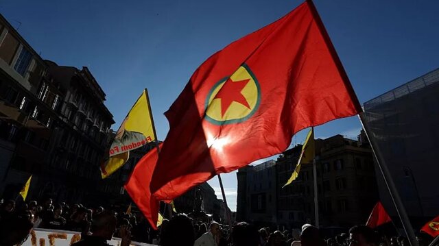 پرچم پکک ترکیه برخورد با عوامل نمایش پرچم «پکک» مقابل پارلمان سوئد را خواستار شد