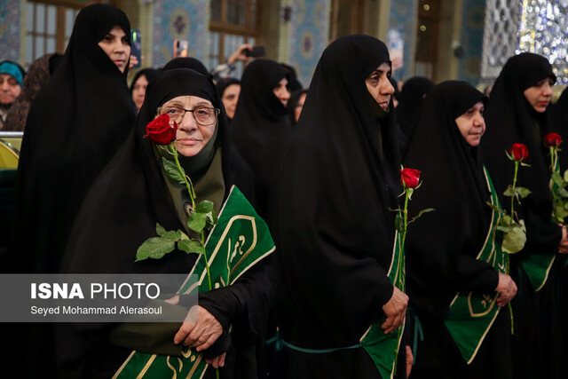 عکس از آرشیو ۵۰۰۰ داوطلب در صف خادمیاری هستند