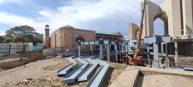 تهدید حریم بصری امامزاده سید حمزه تبریز با دیوارکشی پروژه مقبره الشعرا