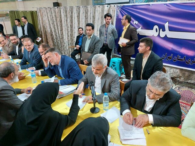 عکس تزئینی است. میز خدمت اداره کل ارتباطات مردمی قوه قضاییه درد مصلای امام خمینی (ره) برپا شد/ رسیدگی به مشکلات ۳۰ نفر از نمازگزاران