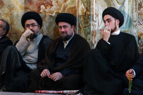 سید حسن و سید احمد خمینی در مراسم شب سی و چهارمین سالگرد ارتحال امام راحل