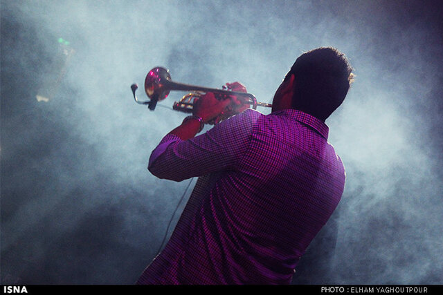 عکس تزئینی است خوانندهها با پلیبک در کنسرت چه پیامی میدهند؟