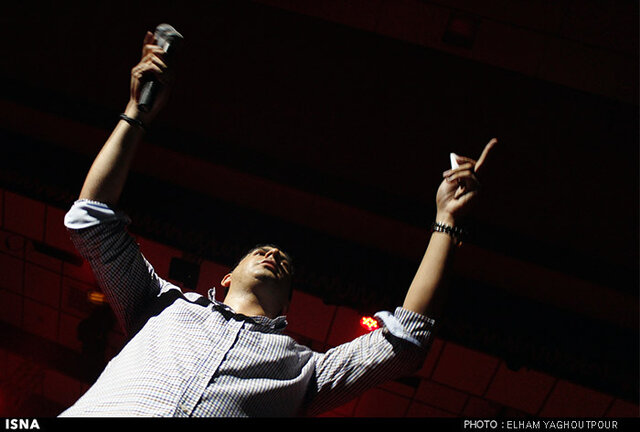 عکس آرشیوی/ کنسرت حاجیلی در بندرعباس امید حاجیلی هم روی صحنه میرود