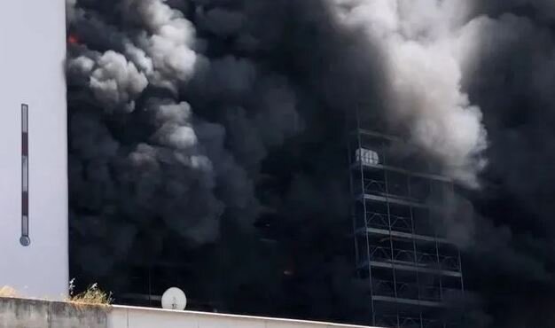 عکس: اسکای نیوز آتشسوزی شدید در آپارتمانی در «رم» ۱۰ کشته و زخمی بهجا گذاشت