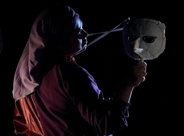 نمایش «مجلس شبیه لیر بیچاره»، عکس از رضا جاویدی «لیر بیچاره» و دیگران چقدر فروش داشتند؟