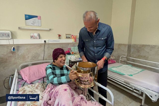 یحیی با جام به دیدار هوادار معلول پرسپولیسی رفت + عکس