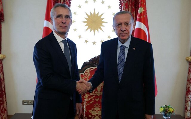 رجب طیب اردوغان و ینس استولتنبرگ (سمت چپ) دبیرکل ناتو: سوئد به تعهدات خود جهت پیوستن به ناتو عمل کرده است