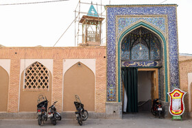مسجد ملا محسن محله شمس‌آباد خوزان که قدمت آن به دوران صفوی بر می‌گردد و در سال 1383 به ثبت ملی رسیده است.