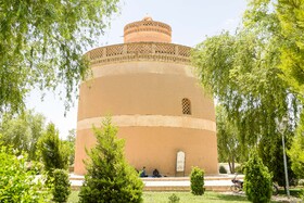 برج کبوترخانه دستگرد قداده که قدمت آن به دوران قاجار باز می‌گردد.