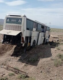 انتقال مصدومین تصادف اتوبوس با سمند در جاده خوی به مراکز درمانی