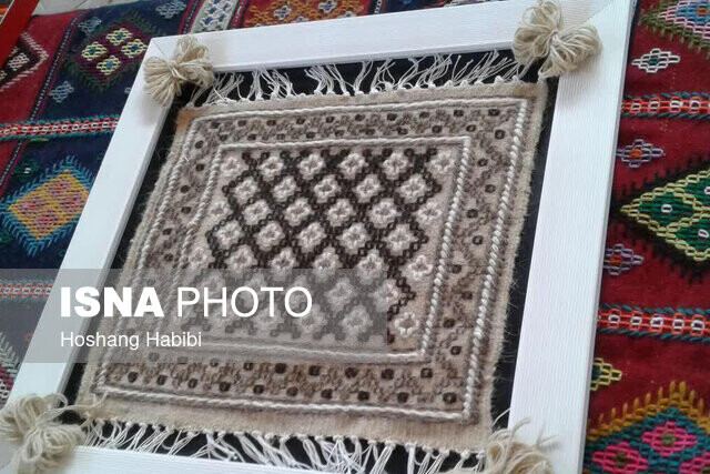 دستبافته ای "خودرنگ" با رنگین کمانی از رنگ