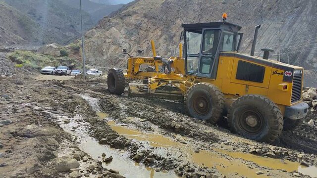 خروج ۱۲۰۰ خودروی گرفتار در سیل جاده چالوس از مسیر جایگزین