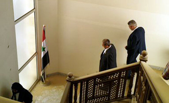 بازدید مقداد از مقر سفارت سوریه در ریاض/ حمایت دمشق از تلاش‌ها برای پایان دادن به استعمار