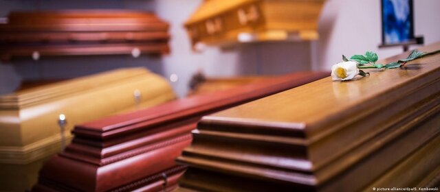 عکس تزئینی است پیرزن اکوادوری در مراسم خاکسپاریاش زنده شد