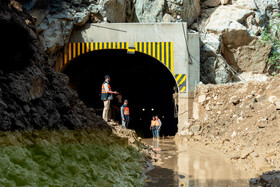 بازدید خبرنگاران از نقاط سیل‌زده جاده چالوس