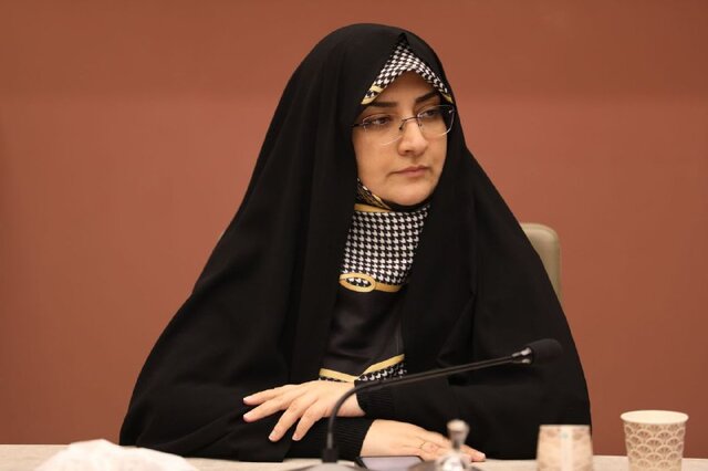 لغات وارداتی شبکههای اجتماعی با زبان فارسی چه میکند؟