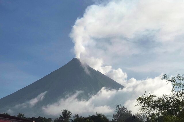 ادامه فعالیت آتشفشان «مایون» در فیلیپین/ ۱۸ هزار نفر منازل خود را ترک کردند