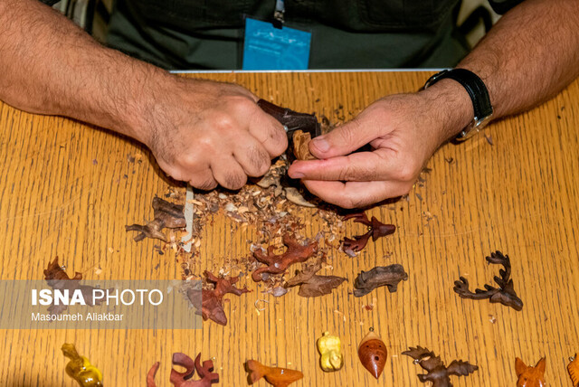 عکس خبر تزیینی است داستان دستفروشی یک هنرمند دهه هشتادی/ بر بساطی که بساطی نیست!