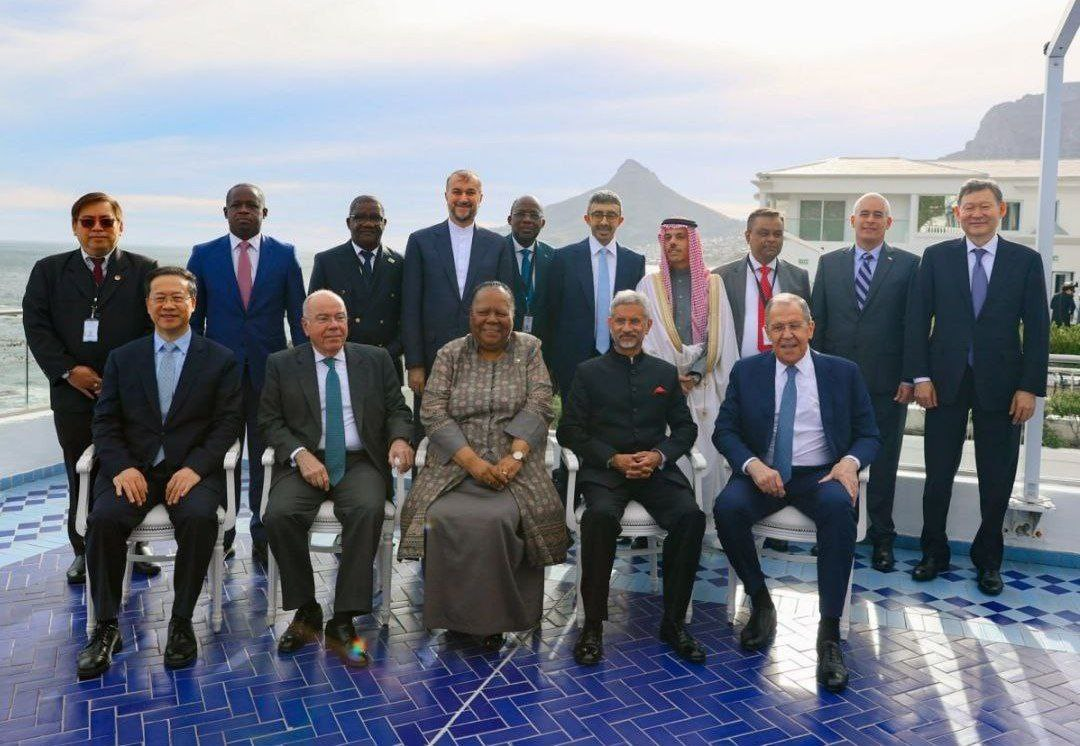 سیاست خارجی متوازن بر روی ریل