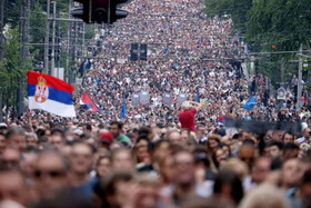 ده‌ها هزار معترض صربستانی با آدمک‌ «ووجیچ» زندانی به خیابان‌ها آمدند