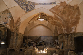 ورودی قسمت هشت ضلعی سربینه حمام و تنها نقاشی‌هایی که از دوران صفوی در سقف این قسمت باقی مانده است.