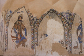نقاشی‌های معروف به نقاشی رو حوضی که در دوران قاجار به این حمام اضافه شده است.