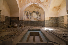 چال حوض در قسمت سربینه حمام، که هنوز برخی نقاشی‌های این مکان تاریخی از دورۀ قاجار به جای مانده است.