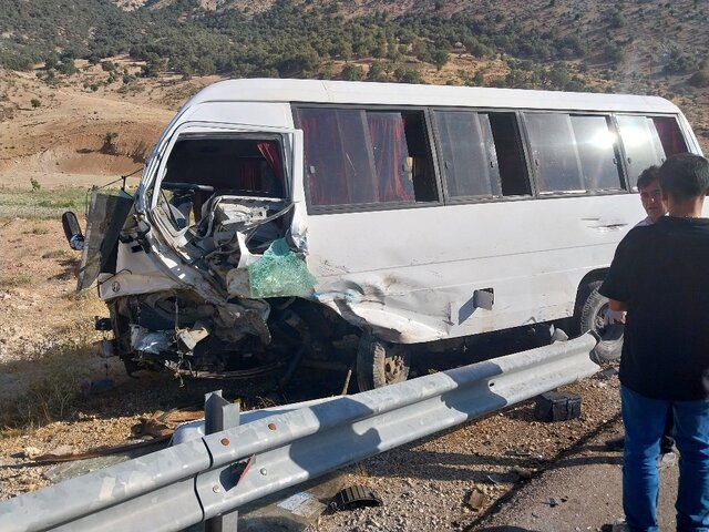 عکس مربوط به حادثه تصادف مینی بوس در محور «پاتاوه به دهدشت» است ۱۴ مصدوم در پی برخورد مینی بوس حامل دانش آموزان با وانت در محور «پاتاوه به دهدشت»