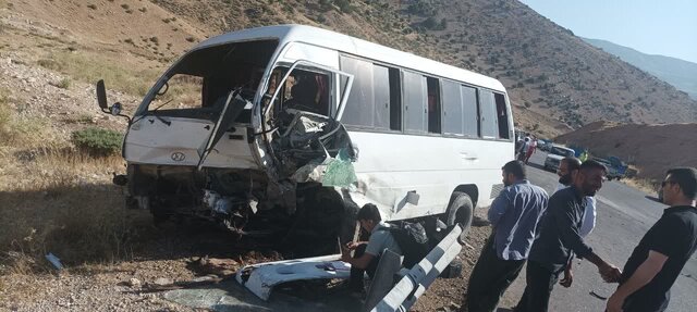 ۱۴ مصدوم در پی برخورد مینی بوس حامل دانش آموزان با وانت در محور «پاتاوه به دهدشت»