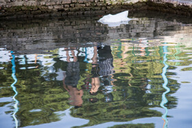 متولیان میراث فرهنگی میگویند: «طبق اطلاعاتی که از اریک اشمیت باستانشناسی که تپه چشمه علی را کاوش کرده بود، باقی مانده، بر اساس عکسهای اشمیت شاید مخرج اصلی حوضچه وسط باشد.»
با این وجود البته آنها تاکید دارند که بار دیگر باید مخرج اصلی آب توسط باستان شناسان تعیین شود و آزمایشهای دقیق صورت گیرد.