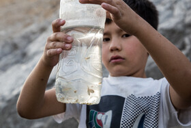 آب باقی مانده در دو حوض میانی و غربی چشمه علی به واسطۀ راکد بودن میتواند بیماریهای زیادی را به کودکان منتقل کند.
