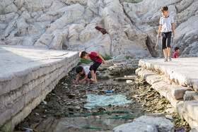 کودکانی که تا همین یک ماه قبل هر روز در آب چشمه آب تنی میکردند حالا برای سرگرم کردن خود آب را با بطری به حوضهای دیگر منتقل میکنند.