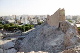 باروی ری، دیواری است با کاربرد دفاعی که در دوره اشکانیان دورتادور شهر ری ساخته شد. به دلایلی که عمدۀ ان مشخص نیست، در حال حاضر فقط حدود ۳ کیلومتر از بقایای این دیوار باقی مانده است که بخش مهمی از آن اکنون روی صخره چشمه علی قرار گرفته و مرمت شده است. این بارو وسعتی در حدود ۱۸۰۰ در ۲۵۰۰ متر است و با باروی بسیاری از شهرهای نظامی مشابه قابل مقایسهاست.