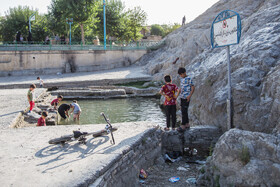 ماجرای پایین آمدن سطح آب چشمه در سال ۹۶، با پیگیریهای میراثفرهنگی، شهرداری و شورای شهر تهران و ری قدری شرایط را برای آب هفت هزار ساله بهتر کرد، اما در طول کمتر از یک ماه گذشته، بدون رخ دادن اتفاقی که توجهها را به سوی خود جلب کرد، ناگهان خبرِ خشک شدنِ آب چشمه مطرح شد و این بار سه حوض چشمه در حال خشک شدن کامل هستند. اما متولیان میراثی اکنون تاکید دارند که مطالعات باستانشناسی باید به طور دقیق دربارۀ مکان عبور چشمه ها از گذشته تا امروز روی این محوطۀ طبیعی انجام شود.