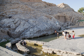 «چشمه علی» شهرری سومین میراث طبیعی کشورمان، از حدود یک ماه گذشته، برای سومین بار خشک شد. این چشمه که قدمت آن را تا هشت هزار سال هم تخمین میزنند، یک بار اوایل دهه ۹۰ تا مرز خشکی پیش رفت و دومین بار با آغاز فعالیت پروژه خط شش متروی تهران، بار دیگر دِبی آب آن پایین آمد، کارشناسان میراثی معتقد بودند با فعالیت دستگاه (TBM) مترو در زیر زمین، آب چشمه مسیر خود را تغییر داده است، تا اینکه با اعتراضِ فعالان میراثی و مردم بومی منطقه فعالیت مترو متوقف و قدری سطح آب بالا آمد.