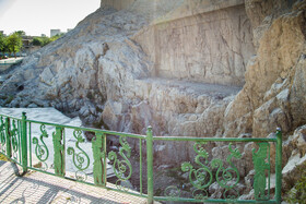 نقش برجسته فتحعلی شاه که او را در وسط تصویر و در حالی که روی تخت نشسته نشان میدهد و در ادامه ۱۶ تن از پسرانش به دور او ایستاده اند. این نقش برجسته، دو کتیبه هم دارد که در کنارش حکاکی شدهاند. این نقش برجسته دقیقا در زیر باروی ری و بالاتر از سرچشمه علی قرار دارد.