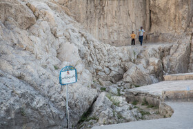 هر چند در طول چند سال گذشته و به خصوص بعد از مطرح شدن خشکی آب چشمه علی توجه مدیران شهری و میراث فرهنگی برای حفاظت از آب چشمه بیش از گذشته بود، اما به نظر میرسد تا کنون آنها فرصت نکردهاند توجه چندانی به این کتیبه هم داشته باشند، به اندازهای که در طول یکی دو سال گذشته حتی برخی افراد با پاسیدن رنگ روی نقش برجسته سعی در تخریب آن داشتند که میراث فرهنگی اقدام به پاکسازی و مرمت آن کرد.