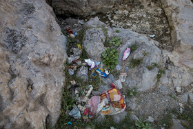 یکی از نکاتی که از سال 96 تا کنون دربارۀ علت خشک شدن آب چشمه مطرح میشود، برداشت آبهای زیرزمینی و ایجاد چاههای کشاورزی توسط مردم است، دلیلی که کارشناسان به طور رسمی آن را تایید نکردند. البته در همان زمان میراث فرهنگی بر لزوم انجام مطالعات زمینشناسی برای پی بردن به علت کمآبی تاکید داشت.