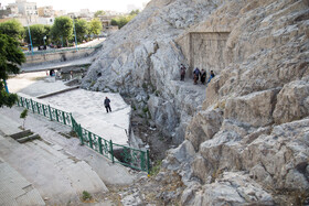 خشک شدن آب چشمه علی به خصوص در حوض شرقی که اکنون به طور کامل خشک است، راه را برای عبور از چشمه و بالا رفتن از سکویی که نقش برجسته فتحعلیشاهی روی آن قرار دارد، هموارتر کرده است، از سوی دیگر نبود هیچ مانعی برای جلوگیری از این ترددها مسافران و مردم را برای رسیدن به نقش برجسته و خواسته و ناخواسته آسیب زدن به آن تشویق میکند.