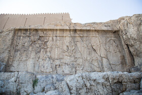 نقش برجسته فتحعلی شاه که او را در وسط تصویر و در حالی که روی تخت نشسته نشان میدهد و در ادامه ۱۶ تن از پسرانش به دور او ایستاده اند. این نقش برجسته، دو کتیبه هم دارد که در کنارش حکاکی شدهاند. این نقش برجسته دقیقا در زیر باروی ری و بالاتر از سرچشمه علی قرار دارد. با وجود ارزشی که این نقش برحسته دارد، اما هنوز هیچ اقدامی برای حفاظت بیشتر از این اثر تاریخی در دستور کار مسوولان میراث فرهنگی قرار نگرفته است.