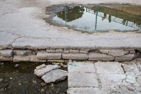 سال 97 و زمانی که سطح دبی آب چشمه پایین آمده بود، حرف های ضد و نقیضی مطرح شد. حرفهایی که به جز مردم بومی کسی آن را تایید نکرد. «حرف تازهای نیست، همه میدانند یک روز شهرداری با تانکر آب آمد، حوضچه جلو چشمهعلی را پُرِ آب کرد و رفت، فردایش هم روزنامهها گفتند آب به چشمهعلی برگشت.»