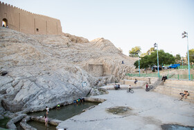 در طول سالهای گذشته علاوه بر این که مردم بومی شهر ری از آب چشمه برای شستن فرشهای خود قبل از نوروز استفاده میکردند، با این باور که آب چشمهعلی باعث درخشانتر و خوشرنگتر شدن فرشها میشود، حتی فرشها را برای خشک شدن روی همین تپۀ سنگی بالای چشمه قرار میدادند، اتفاقی که تا همین یک دهۀ قبل باعث جذب گردشگران زیادی در این منطقه شده بود.