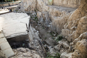 تجربۀ کارشناسان میراث فرهنگی دربارۀ اتفاقاتی که برای کم آبیها و خشک شدن آب چشمه در طول دستکم یک دهۀ گذشته داشتهاند، باعث شده تا این دستگاه متولی نسبت به لزوم مکاتبه با دستگاههای دولتی و درخواست از زمینشناسان، بخواهد تا هر چه زودتر مطالعات زمینشناسی را در این منطقه انجام دهند تا به نتیجه قطعی و علت دقیق این اتفاق برسند.