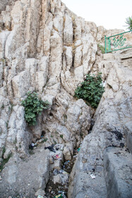 مدیر وقت میراث فرهنگی شهر ری، سال 96 و بعد از پایین آمدن دبی آب چشمه، به ایسنا گفته بود: میراثفرهنگی باید در مکاتبه با دستگاههای دولتی از زمینشناسان بخواهد تا هر چه زودتر مطالعات زمینشناسی را در این منطقه انجام دهند تا به نتیجه قطعی و علت دقیق این قضیه برسیم.