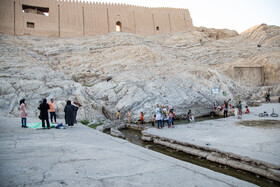 البته در طول چند دهۀ گذشته آبتنی و آب بازی کودکان برای فرار از گرمای هوا، به مرور به یک سنت تبدیل شده بود و حالا کودکان نیز با خشک شدن آب چشمه، از بازی تابستانۀ خود محروم شدهاند.