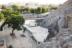 خشک شدن آب چشمه علی به خصوص در حوض شرقی که اکنون به طور کامل خشک است، راه را برای عبور از چشمه و بالا رفتن از سکویی که نقش برجسته فتحعلیشاهی روی آن قرار دارد، هموارتر کرده است، از سوی دیگر نبود هیچ مانعی برای جلوگیری از این ترددها مسافران و مردم را برای رسیدن به نقش برجسته و خواسته و ناخواسته آسیب زدن به آن تشویق میکند.