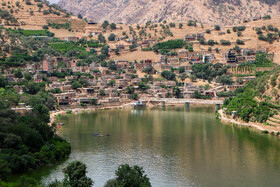 روستای سلین در کنار رودخانه سیروان روی شیبی نه چندان تند ساخته شده است.